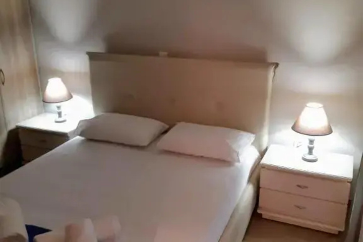 Room 5 of 11