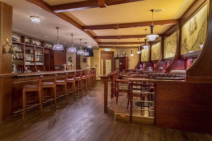 Lounge 41 of 57