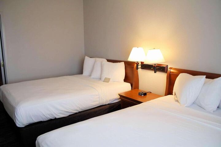 2 Queen Beds (7 of 9)