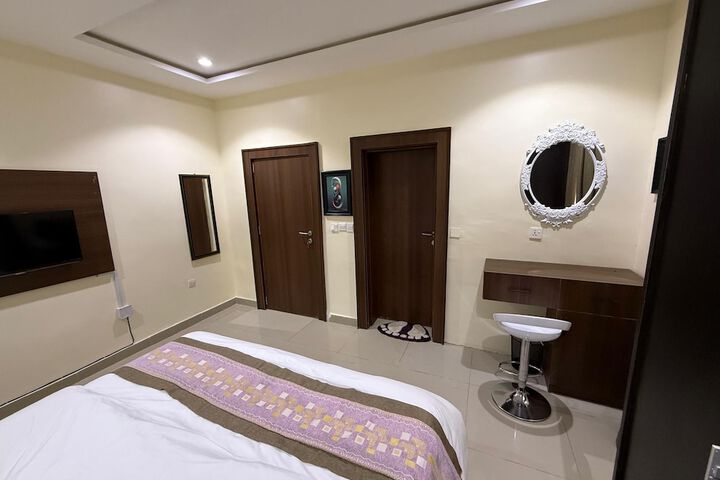 Room 8 of 27