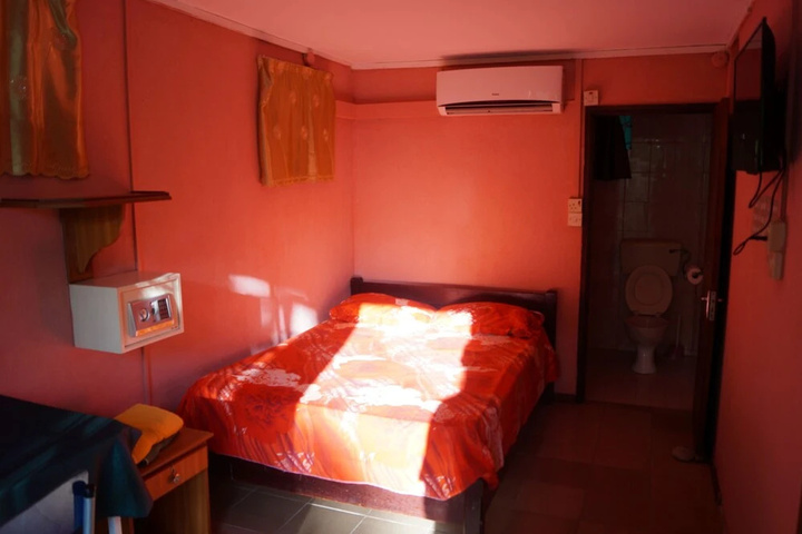 Room 6 of 8