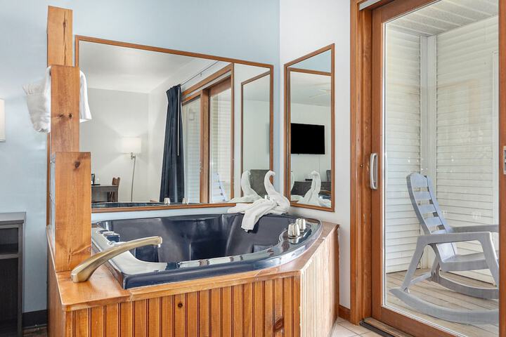 Private spa tub