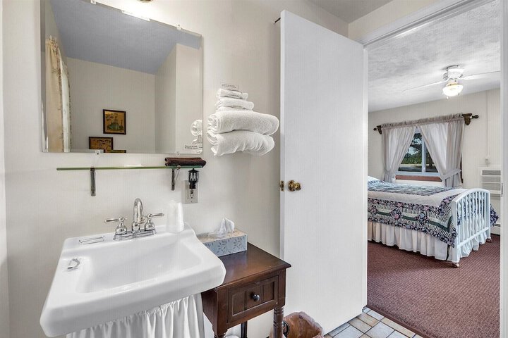 Economy Double Room (5 of 6)