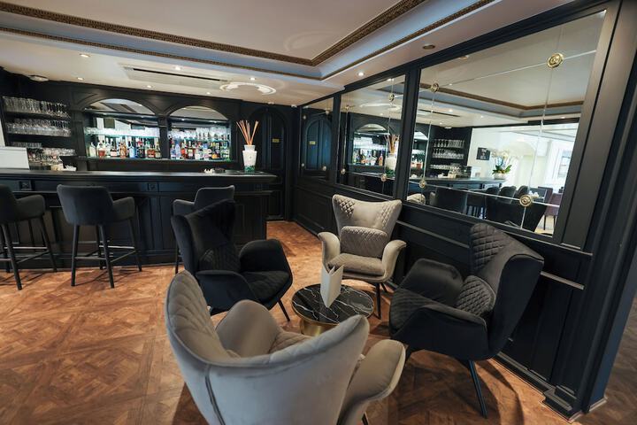 Lounge 100 of 121