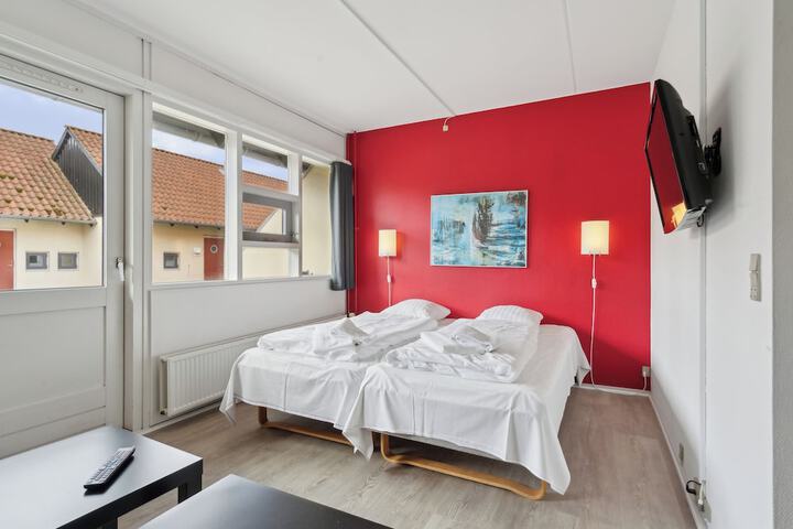 Room 9 of 28