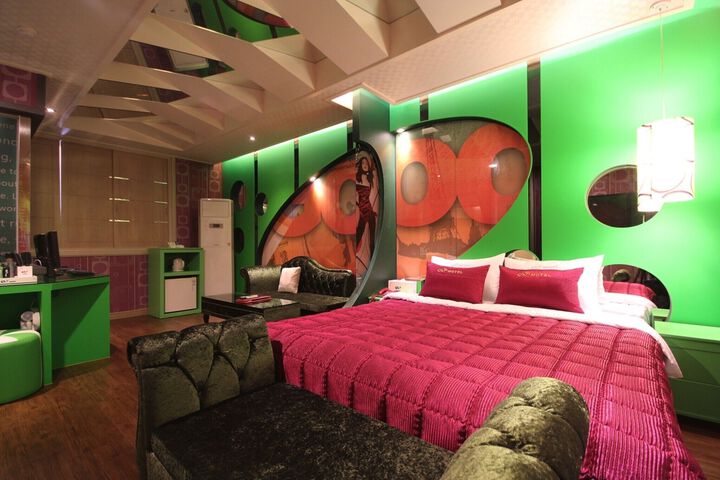 Room 3 of 156