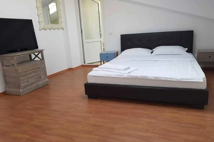 Room 4 of 12
