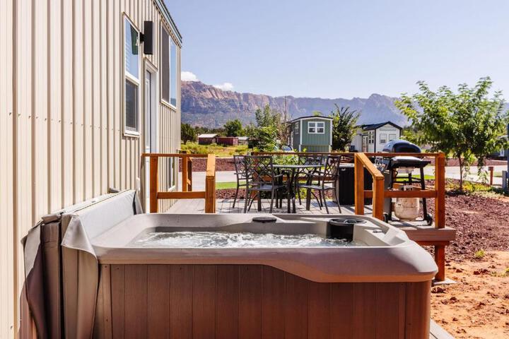 Jasper tiny home with private hottub in Apple Valley, UT