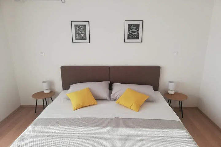Room 6 of 16