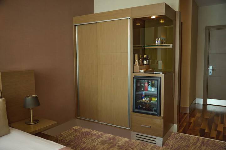 Lounge 50 of 98