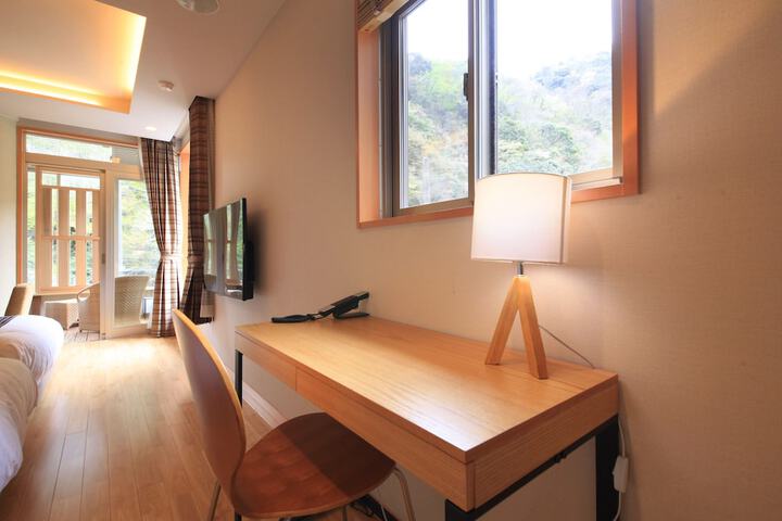 Room 6 of 105