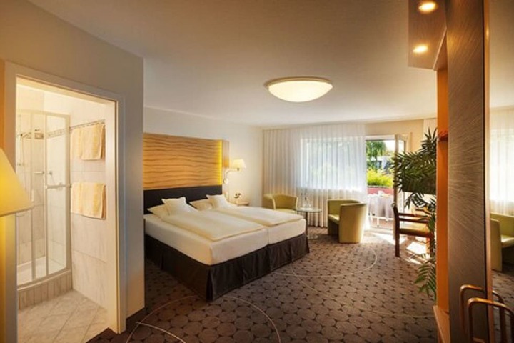 Room 6 of 33