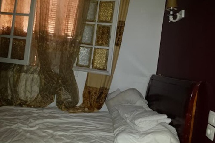 Room 5 of 12
