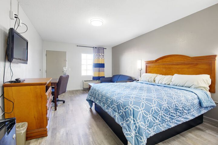 1 King Bed (6 of 7)