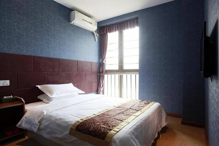 Room 2 of 8