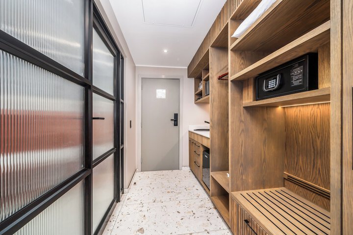 Room 4 of 40