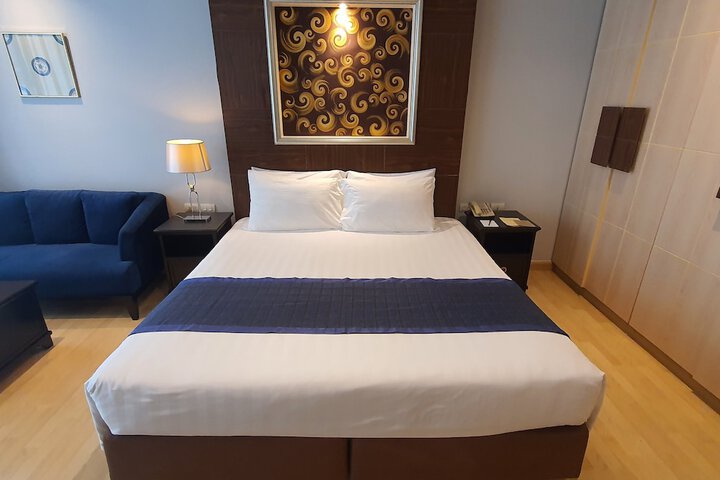 Room 17 of 103