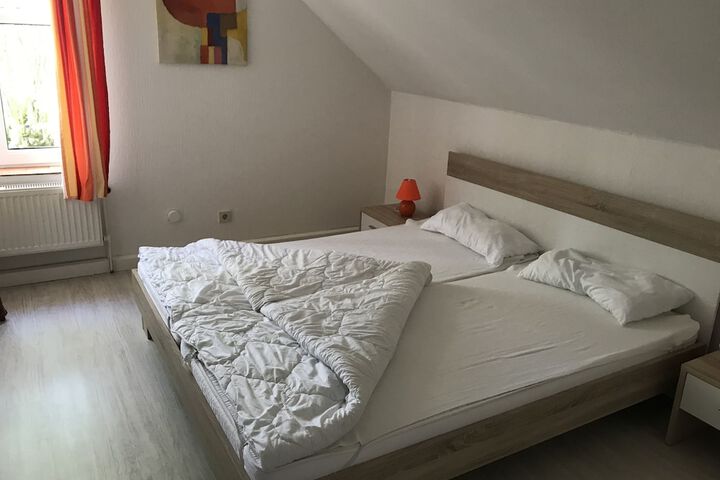 Room 4 of 117