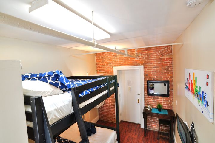 Room 40 of 214