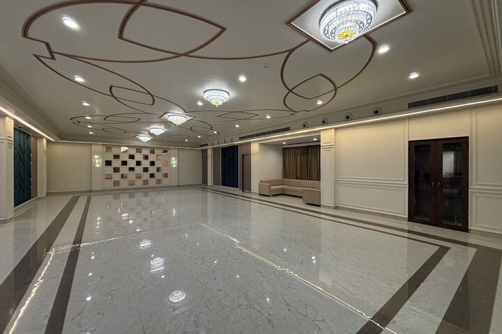 Ballroom/Hall 27 of 30