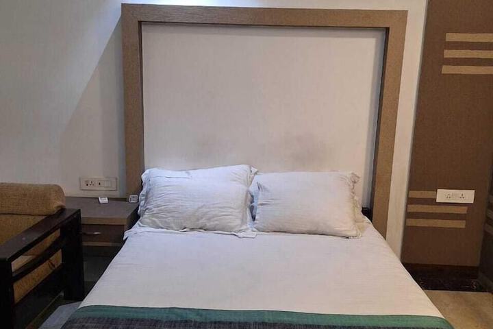 Room 10 of 29