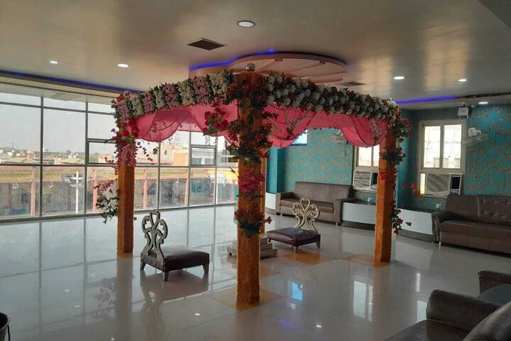 Ballroom/Hall 26 of 28
