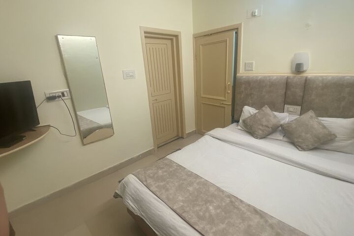 Room 6 of 28