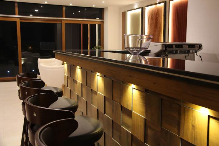 Lounge 15 of 18