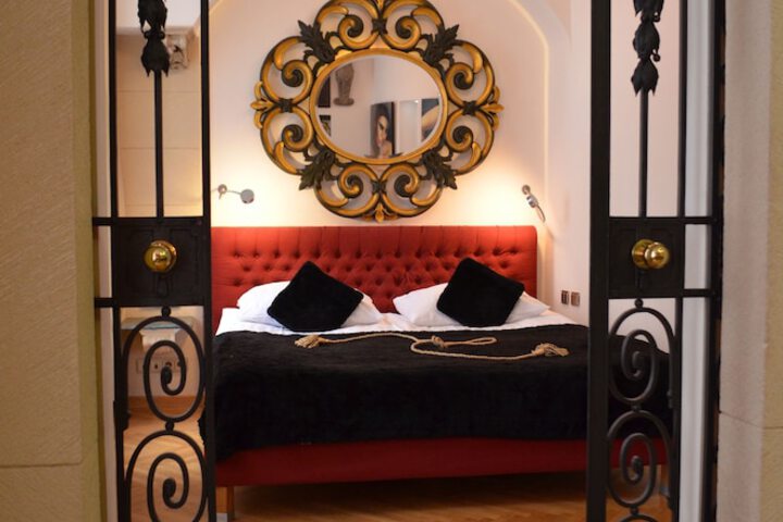 Room 4 of 18