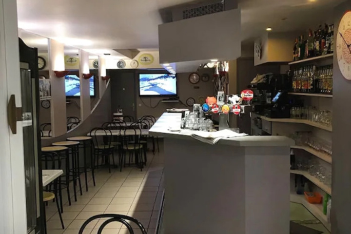 Dining 4 of 6