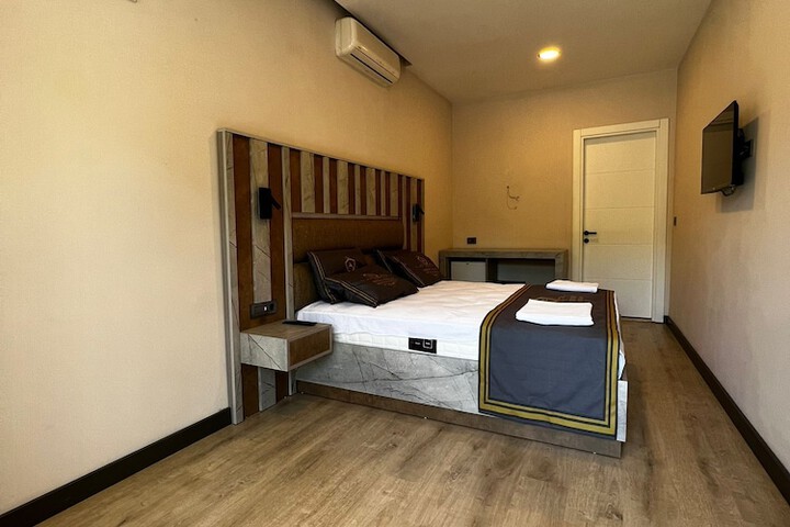 Room 4 of 6