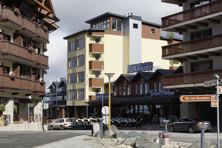 Hotel Exterior 32 of 33