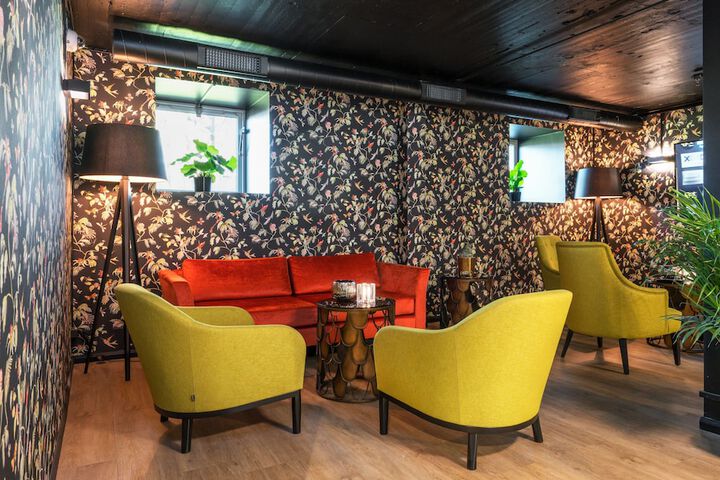 Lobby lounge