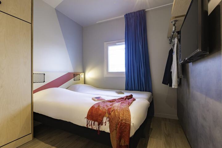 Room 15 of 38