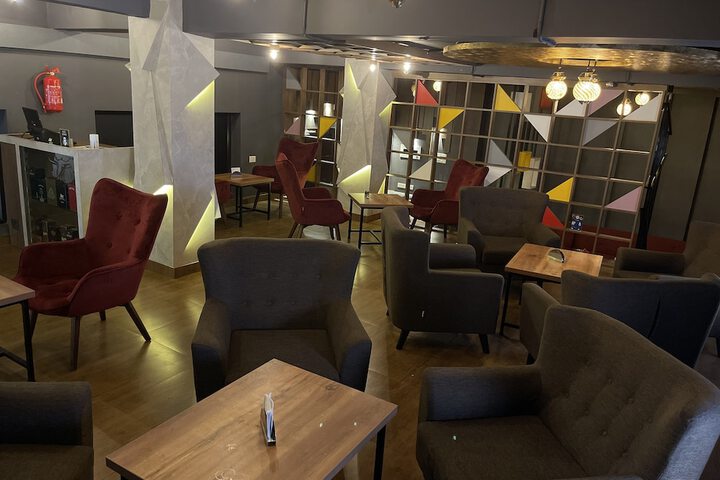 Lounge 88 of 93