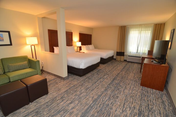 2 Queen Beds (7 of 16)