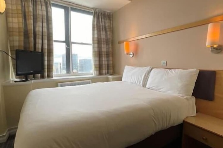 Room 10 of 83