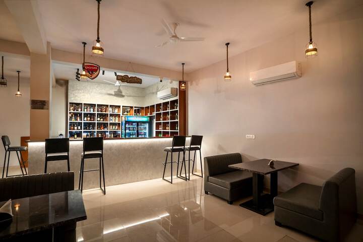 Lounge 8 of 10