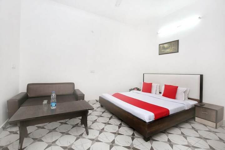 Room 4 of 8
