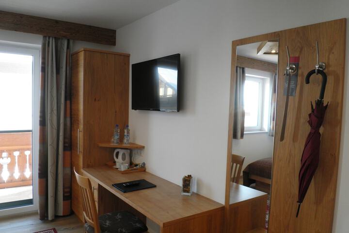 Room 9 of 96