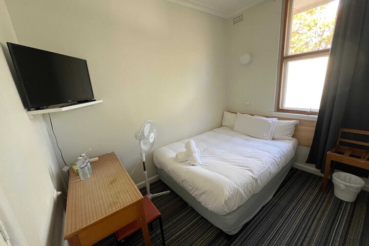 Room 18 of 109