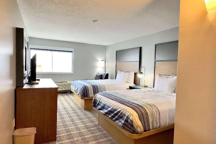 2 Queen Beds (7 of 11)
