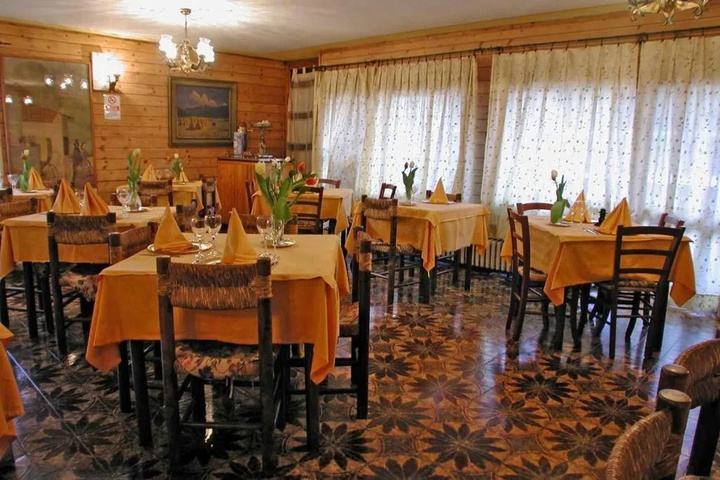 Dining 9 of 9