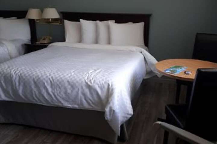 Room 4 of 8