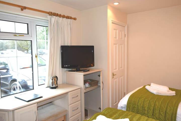 Room 6 of 102