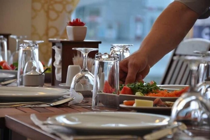 Dining 16 of 33