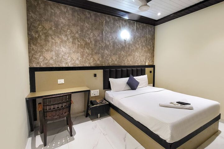 Room 28 of 34