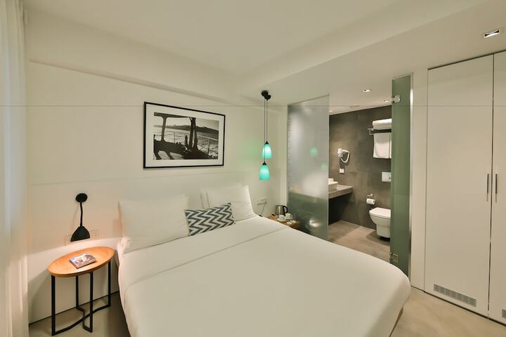 Room 16 of 44