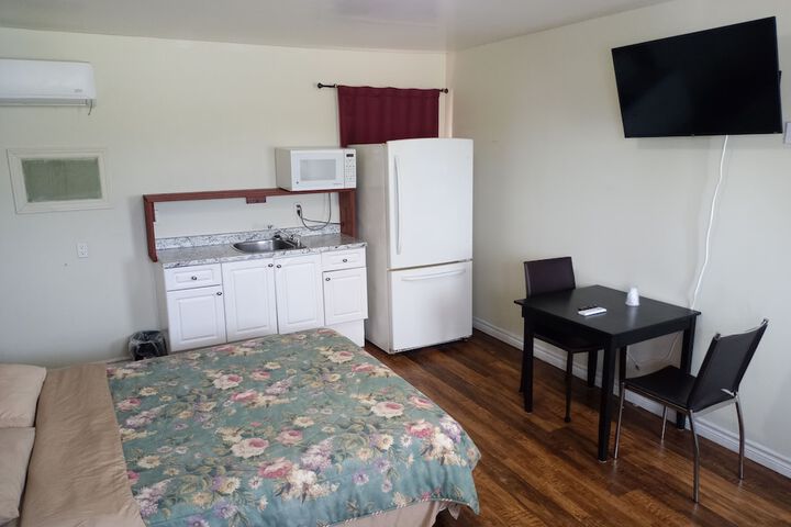 Basic Single Room (4 of 6)
