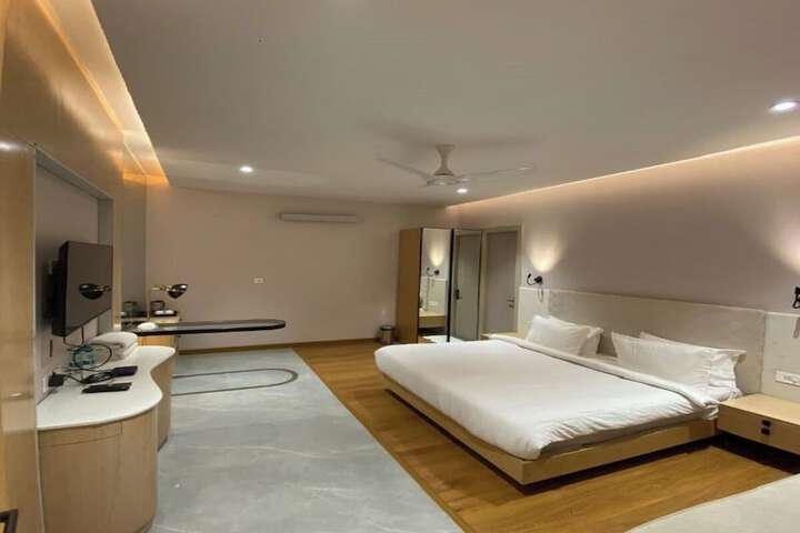 Room 10 of 27